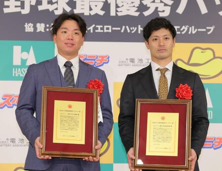 　プロ野球最優秀バッテリー賞を受賞した村上（左）と坂本（撮影・吉澤敬太）