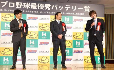 　笑顔で話す（左から）坂本、伊藤、伏見（撮影・吉澤敬太）