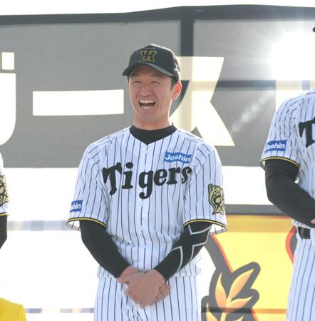 　報告会で笑顔を見せる近本（撮影・北村雅宏）