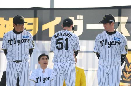 　報告会でファンに向けて背番号を披露する中野（５１）＝撮影・北村雅宏