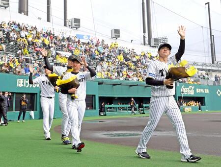 　尼崎市での優勝報告会でファンに手を振る（右から）中野、近本ら（撮影・立川洋一郎）