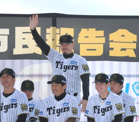 　報告会で紹介を受ける佐藤輝（奥中央）＝撮影・北村雅宏