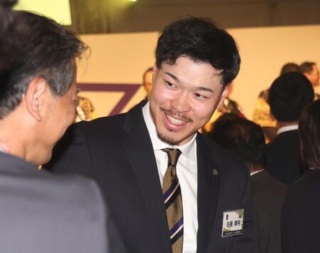 　笑顔を見せる佐藤輝（撮影・田中太一）