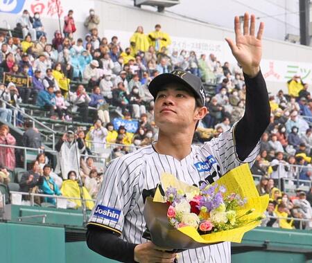 　尼崎市での優勝報告会を終えファンの歓声に応えて手を振る中野（撮影・立川洋一郎）