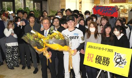 　兵庫県庁を訪問し、花束を手に写真に納まる中野（中央）と粟井一夫球団社長（同左）＝撮影・北村雅宏