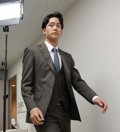 　契約更改を終えて会見の席へと向かう小幡（撮影・立川洋一郎）