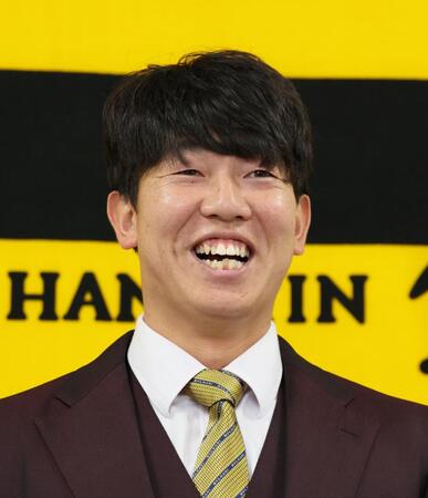 　契約更改を終えて会見に臨む畠（撮影・立川洋一郎）