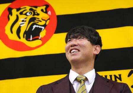 　契約更改を終えて会見に臨む畠（撮影・立川洋一郎）