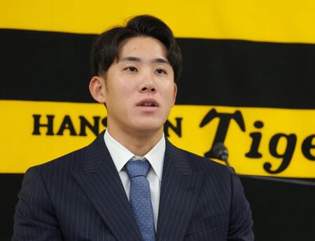 　契約を更改して会見する富田（撮影・立川洋一郎）