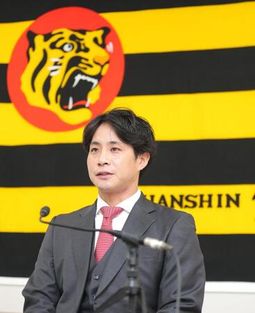 　契約更改交渉を終え、取材に応じる木浪（撮影・北村雅宏）