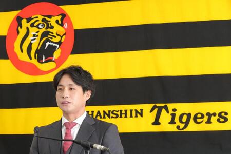 　契約更改交渉を終え、取材に応じる木浪（撮影・北村雅宏）