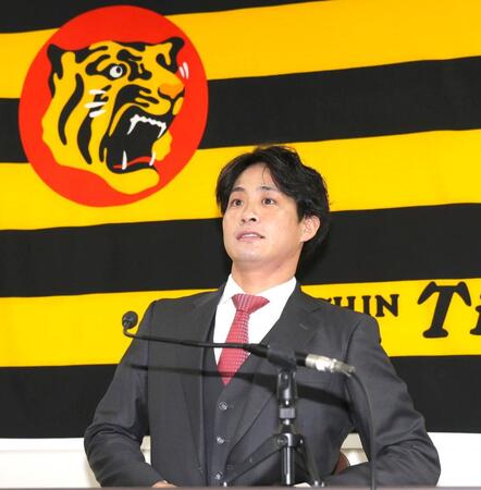 　契約更改交渉を終え、会見の席に着く木浪（撮影・北村雅宏）