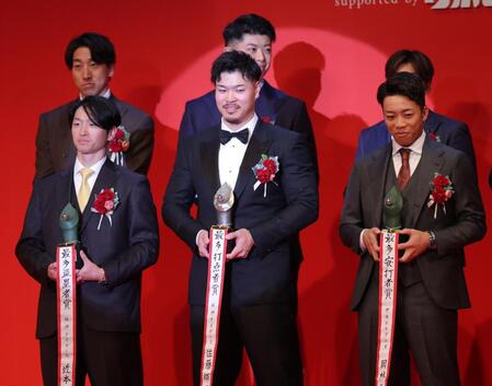 　最多本塁打賞を受賞し、笑顔を見せる佐藤輝（撮影・西岡正）