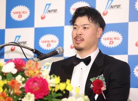 　最優秀選手賞に選ばれ、会見に臨む佐藤輝（撮影・石井剣太郎）