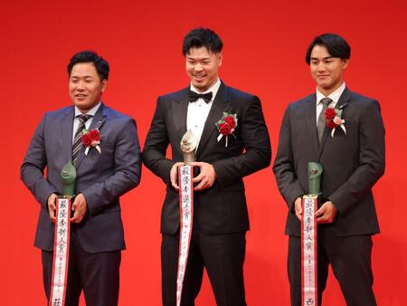 　新人王の荘司（左）、西川（右）と並んで笑顔を見せる佐藤輝（撮影・西岡正）