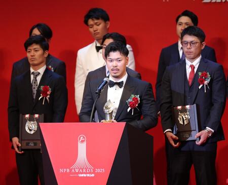 　ＭＶＰを受賞し、スピーチする佐藤輝（撮影・西岡正）