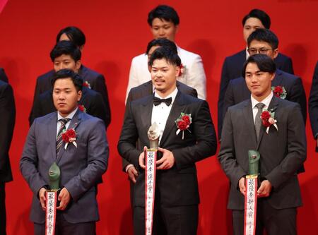 　ＭＶＰを受賞し、笑みを浮かべる佐藤輝（中央）＝撮影・西岡正