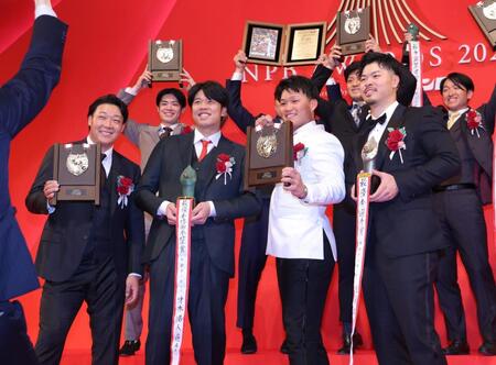 　トロフィーを持ち、ポーズを決める（左から）大山、才木、森下、佐藤輝（撮影・西岡正）