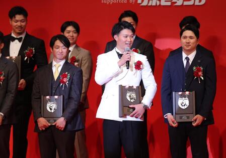 　受賞者の視線を浴びながら、白いジャケットについて話す森下（中央）＝撮影・西岡正