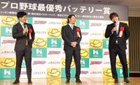 　笑顔で話す（左から）坂本、伊藤、伏見（撮影・吉澤敬太）