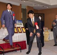 　授賞式でお辞儀をする坂本。左は村上（撮影・吉澤敬太）