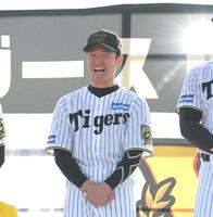 　報告会で笑顔を見せる近本（撮影・北村雅宏）