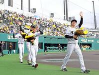 　尼崎市での優勝報告会でファンに手を振る（右から）中野、近本ら（撮影・立川洋一郎）