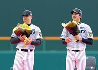　花束を贈られ笑顔を見せる佐藤輝（左）と才木（撮影・立川洋一郎）