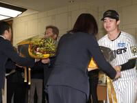 　兵庫県庁を訪問し、県庁職員から花束を贈呈される中野（右）＝撮影・北村雅宏