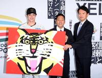 　兵庫県庁を訪問し、斎藤知事（右）と写真に納まる中野（撮影・北村雅宏）