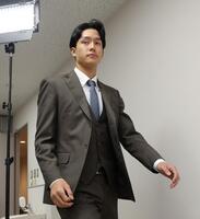 　契約更改を終えて会見の席へと向かう小幡（撮影・立川洋一郎）