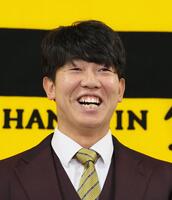 　契約更改を終えて会見に臨む畠（撮影・立川洋一郎）