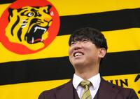 　契約更改を終えて会見に臨む畠（撮影・立川洋一郎）