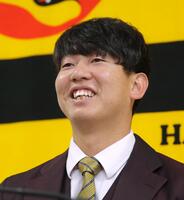 　契約更改を終えて会見に臨む畠（撮影・立川洋一郎）