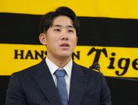 　契約を更改して会見する富田（撮影・立川洋一郎）