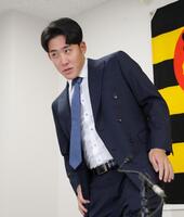 　契約更改を終えて会見の席に着く富田（撮影・立川洋一郎）