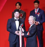 　最多本塁打賞を受賞した佐藤輝（撮影・西岡正）