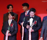 　来季の松山との対戦を質問され、苦笑いする佐藤輝（右）＝撮影・西岡正