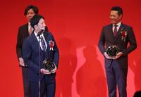 　スピーチの途中で小久保監督（右）の方を見る藤川監督（撮影・西岡正）