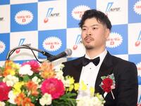 　最優秀選手賞に選ばれ、会見に臨む佐藤輝（撮影・石井剣太郎）