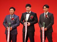 　新人王の荘司（左）、西川（右）と並んで笑顔を見せる佐藤輝（撮影・西岡正）