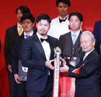 　最優秀選手賞を受賞した佐藤輝。右はＮＰＢの榊原コミッショナー