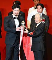 　セ・リーグの最優秀選手賞を受賞した佐藤輝