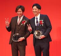 　記念撮影で大野（左）と並んでピーズサインする藤川監督（撮影・西岡正）