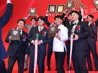 　トロフィーを持ち、ポーズを決める（左から）大山、才木、森下、佐藤輝（撮影・西岡正）