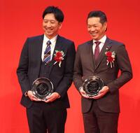 　最優秀監督賞を受賞し、小久保監督（右）と並んで笑顔を見せる藤川監督（撮影・西岡正）