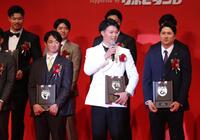 　受賞者の視線を浴びながら、白いジャケットについて話す森下（中央）＝撮影・西岡正