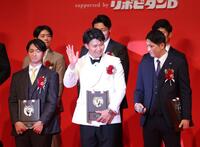 　ＭＣに白いジャケットを指摘され、笑顔で手を上げる森下（中央）＝撮影・西岡正