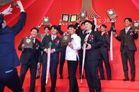 　トロフィーを持ち、ポーズを決める（左から）大山、才木、森下、佐藤輝（撮影・西岡正）