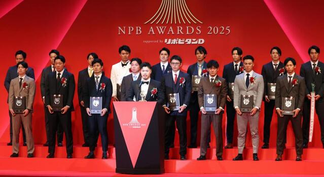 阪神2選手の仰天衣装に会場沸く 森下は純白！「みんな暗めの服装で